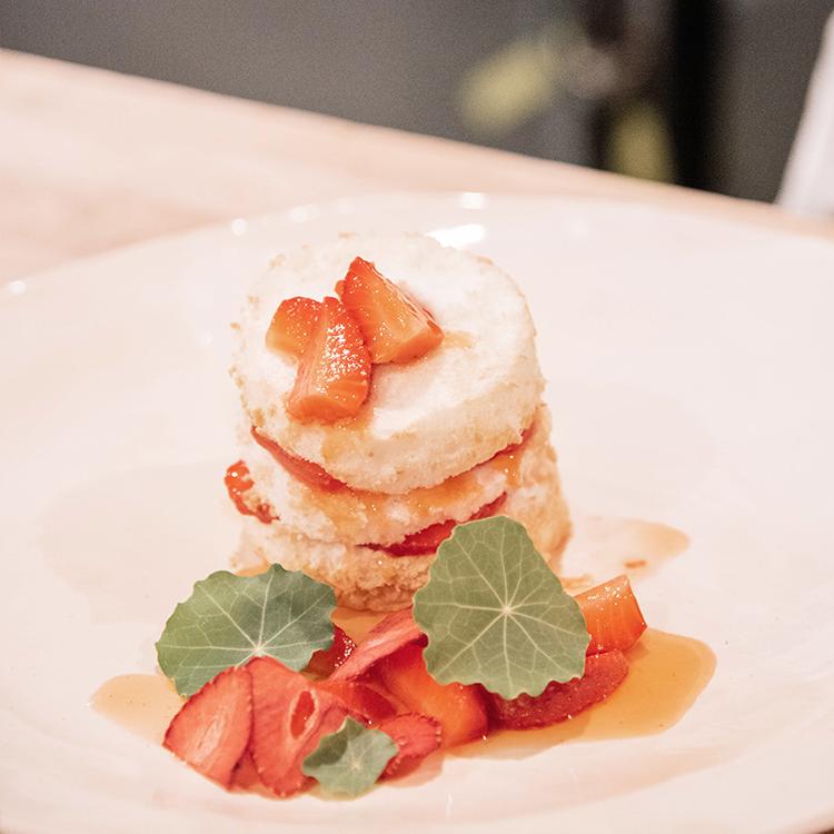 Angel 食物 Cake with Macerated Straw浆果